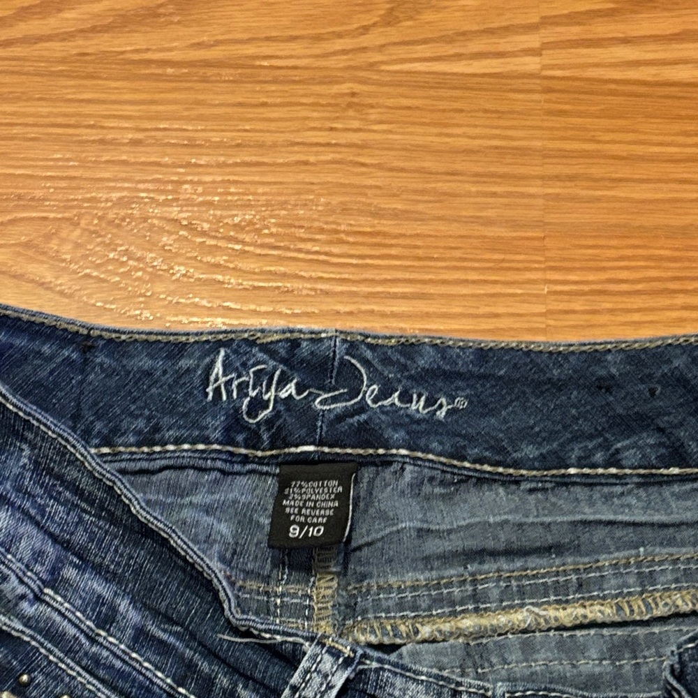 Ariya Jean Shorts with Distressed Frayed Hem size 9/10 - Picture 3 of 3